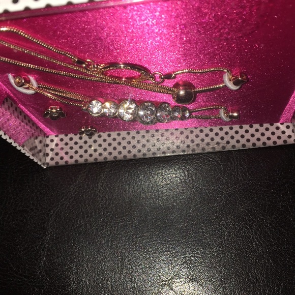 New Guess 3 pc set 2 Bracelets, 1 dainty earrings - Picture 3 of 5